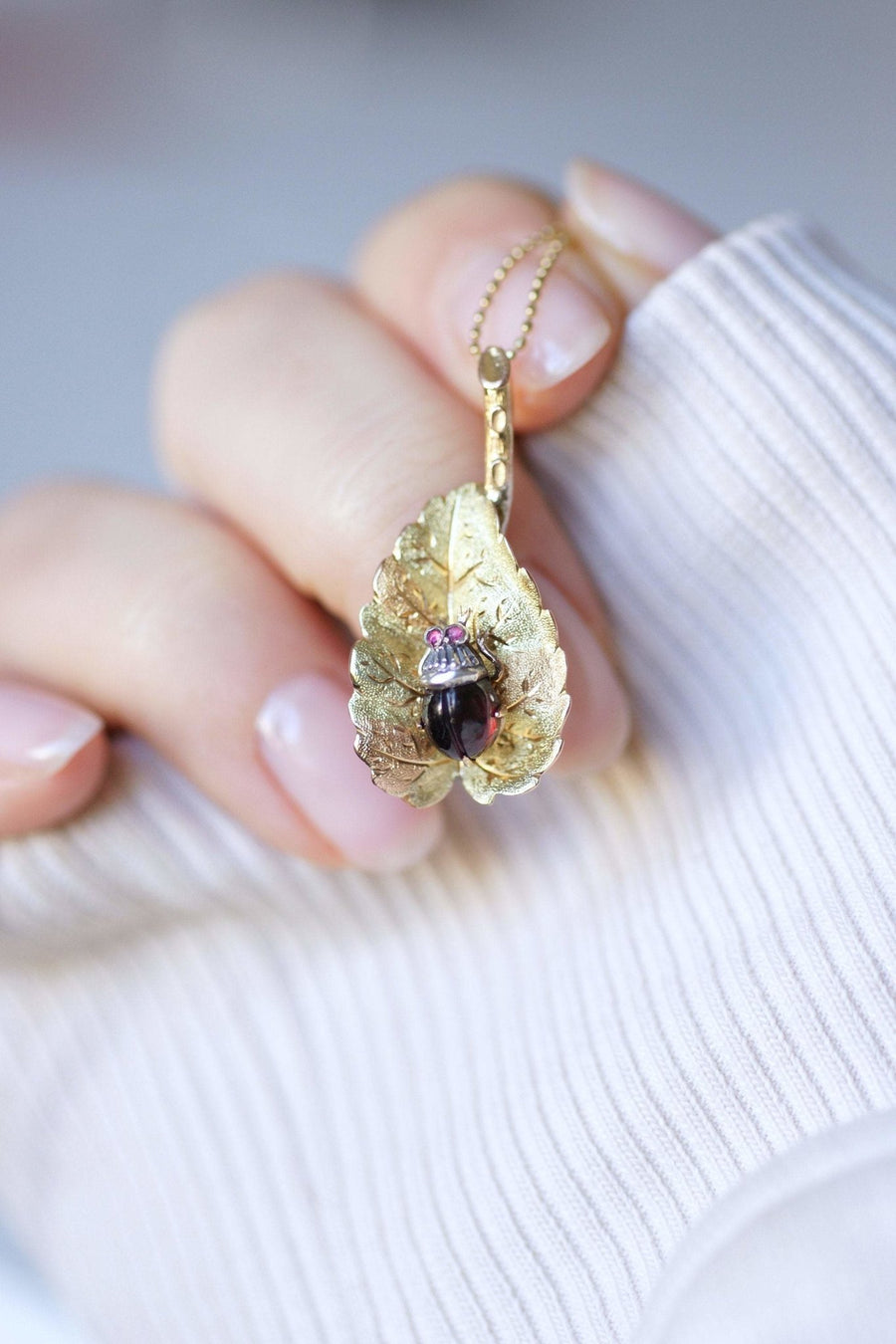 Antique gold and garnet leaf and insect pendant - Galerie Pénélope