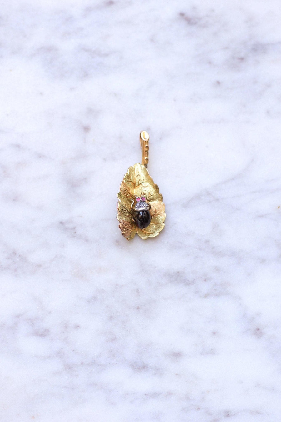Antique gold and garnet leaf and insect pendant - Galerie Pénélope