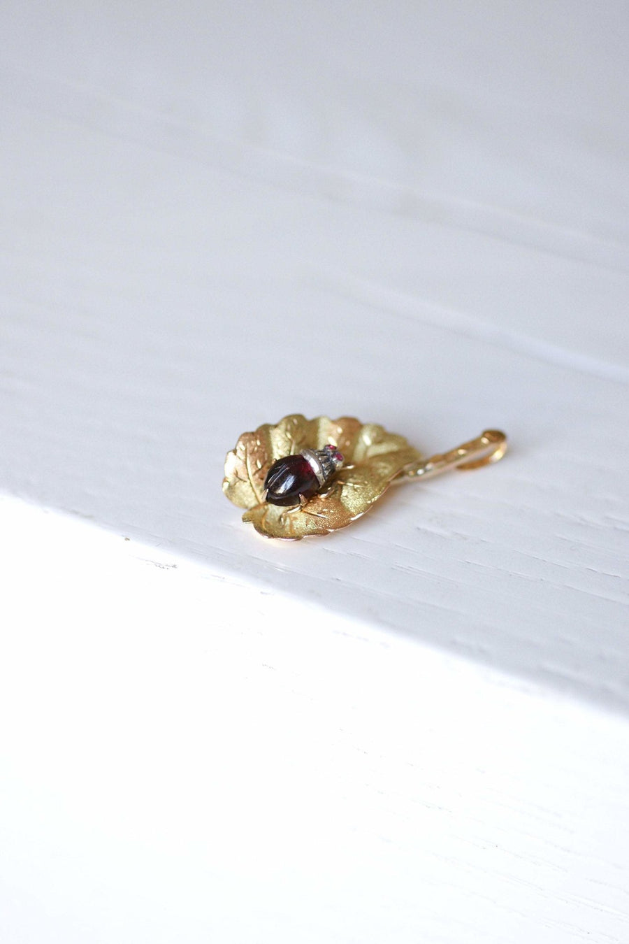 Antique gold and garnet leaf and insect pendant - Galerie Pénélope