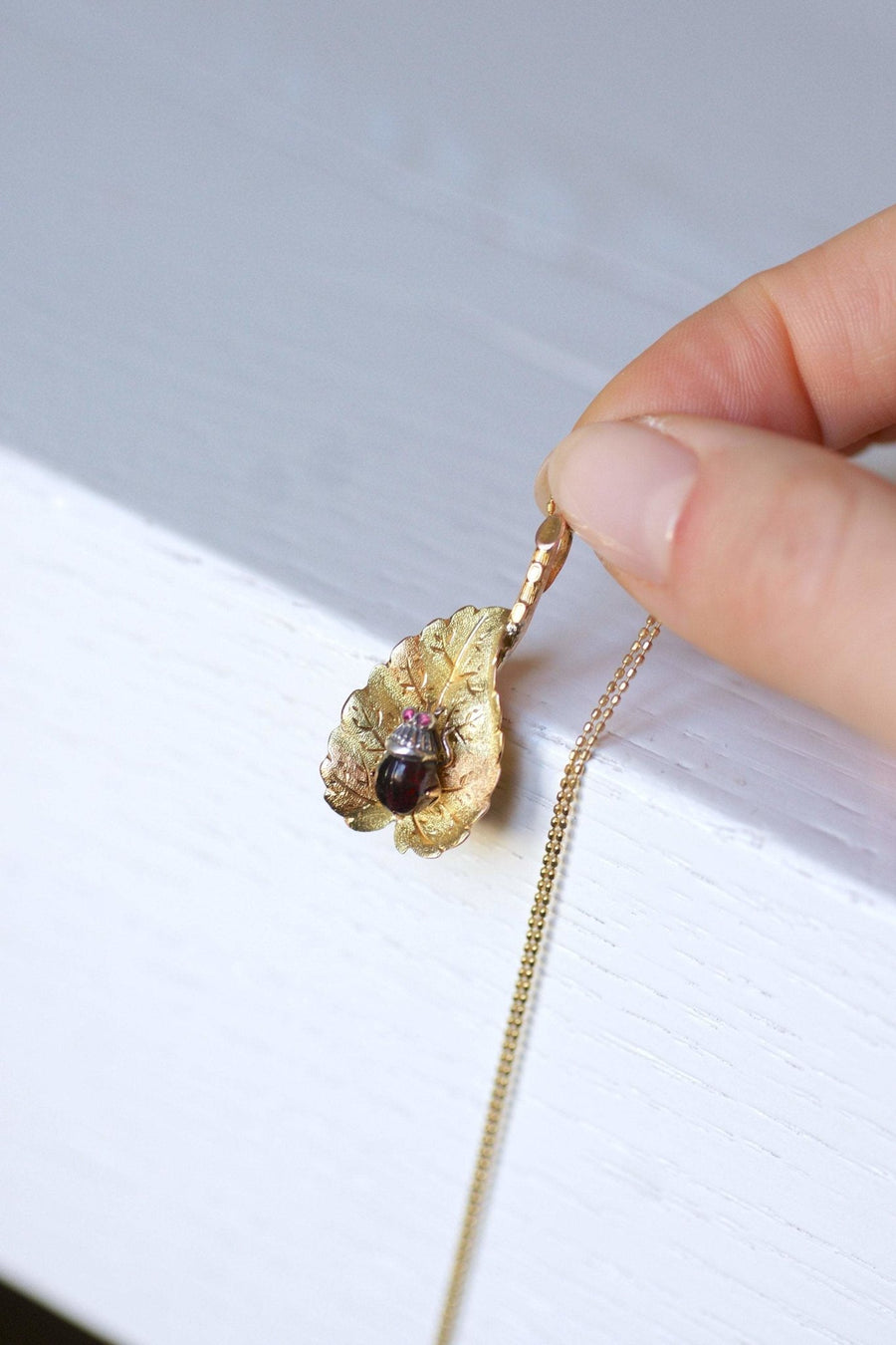 Antique gold and garnet leaf and insect pendant - Galerie Pénélope