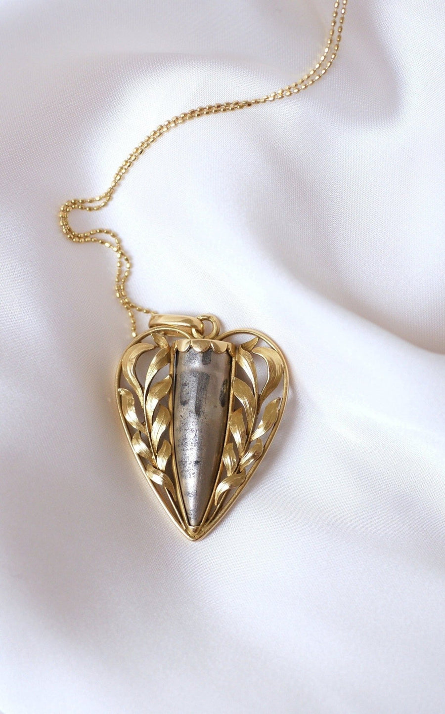Yellow gold pendant and case - Penelope Gallery