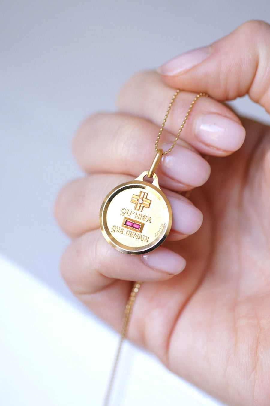A.AUGIS love medal pendant in yellow gold - Galerie Pénélope