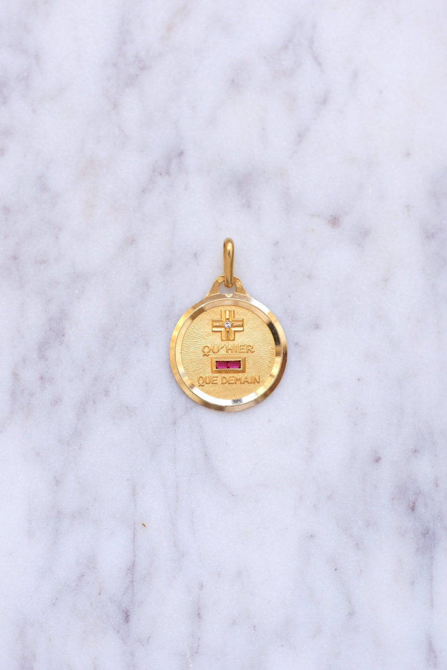 A.AUGIS love medal pendant in yellow gold - Galerie Pénélope
