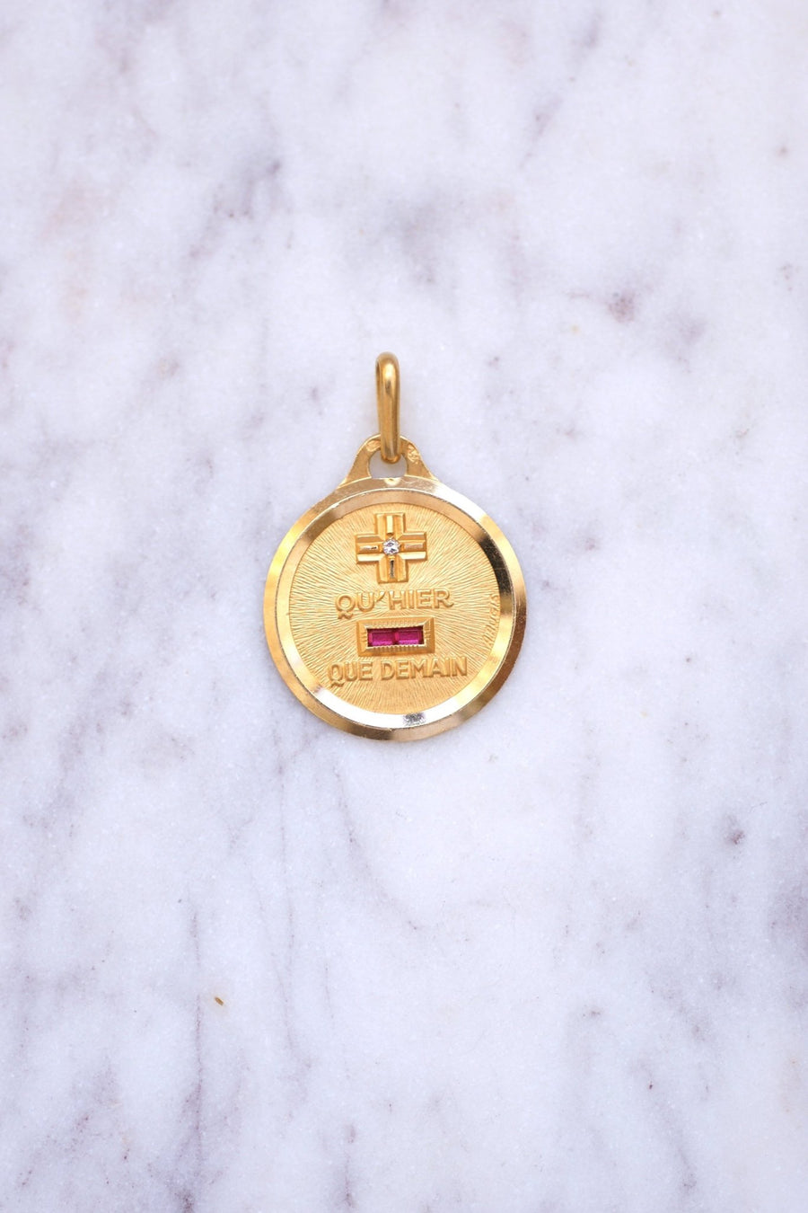 A.AUGIS love medal pendant in yellow gold - Galerie Pénélope