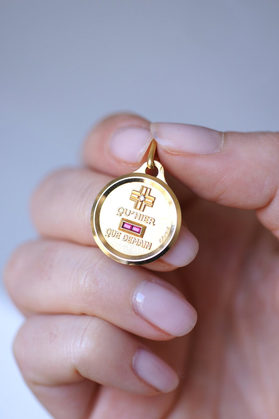 A.AUGIS love medal pendant in yellow gold - Galerie Pénélope