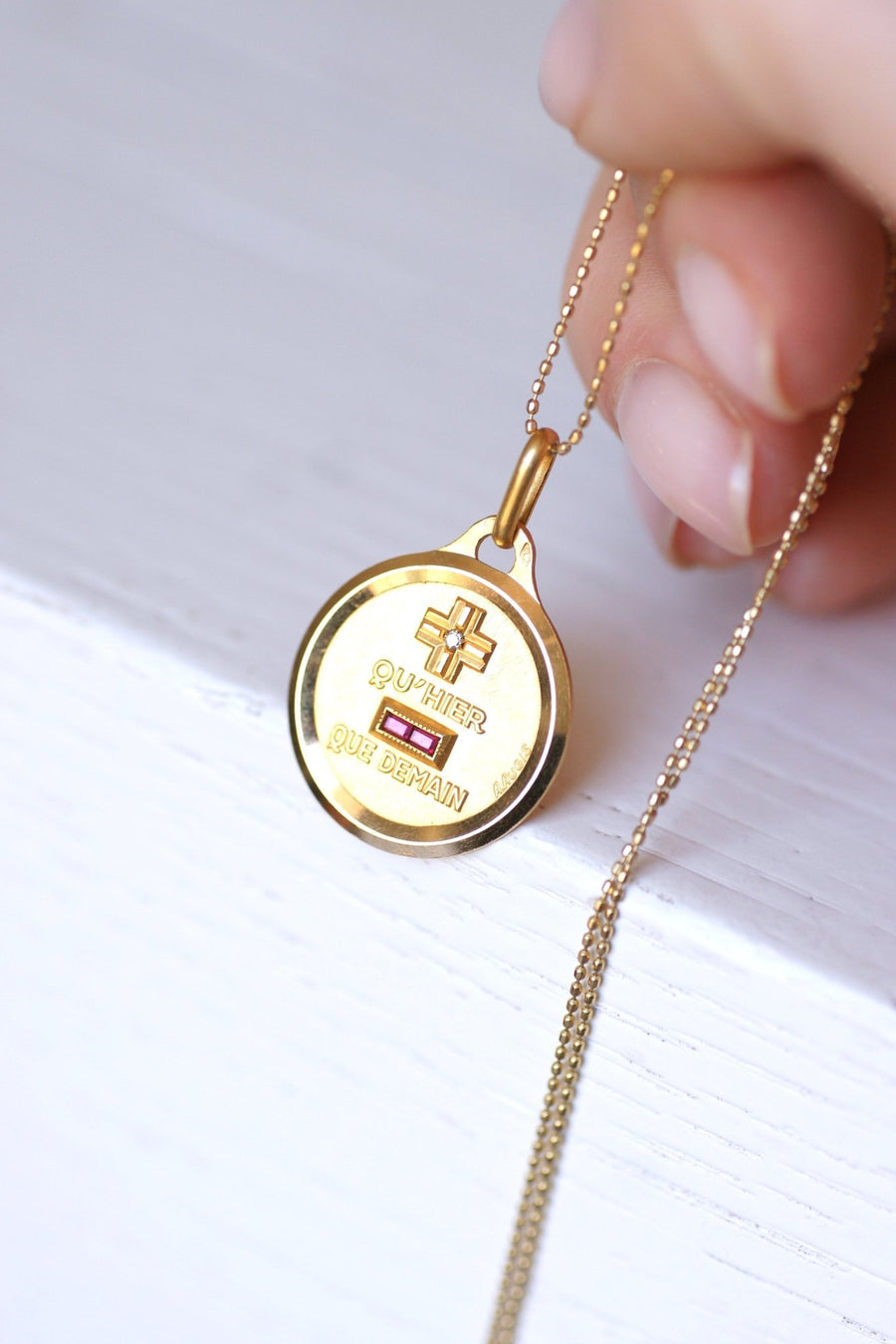 A.AUGIS love medal pendant in yellow gold - Galerie Pénélope