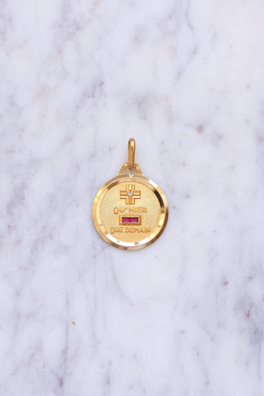 A.AUGIS love medal pendant in yellow gold - Galerie Pénélope