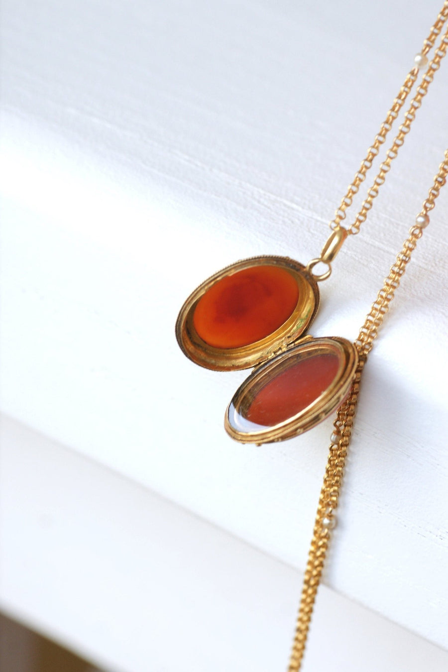 Gold and agate medallion pendant - Penelope Gallery