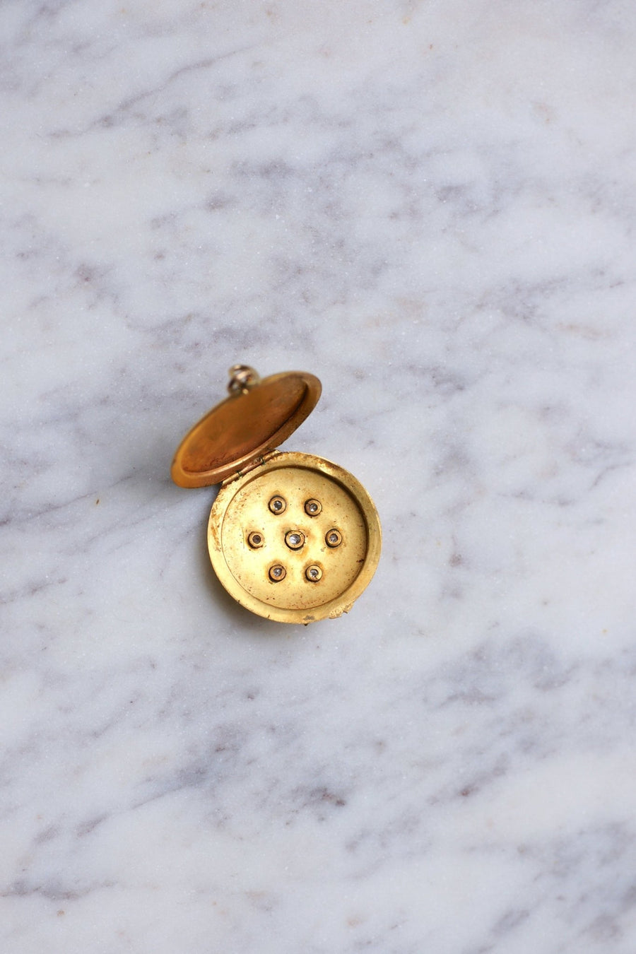 Antique round medallion pendant in yellow gold and diamonds - Galerie Pénélope