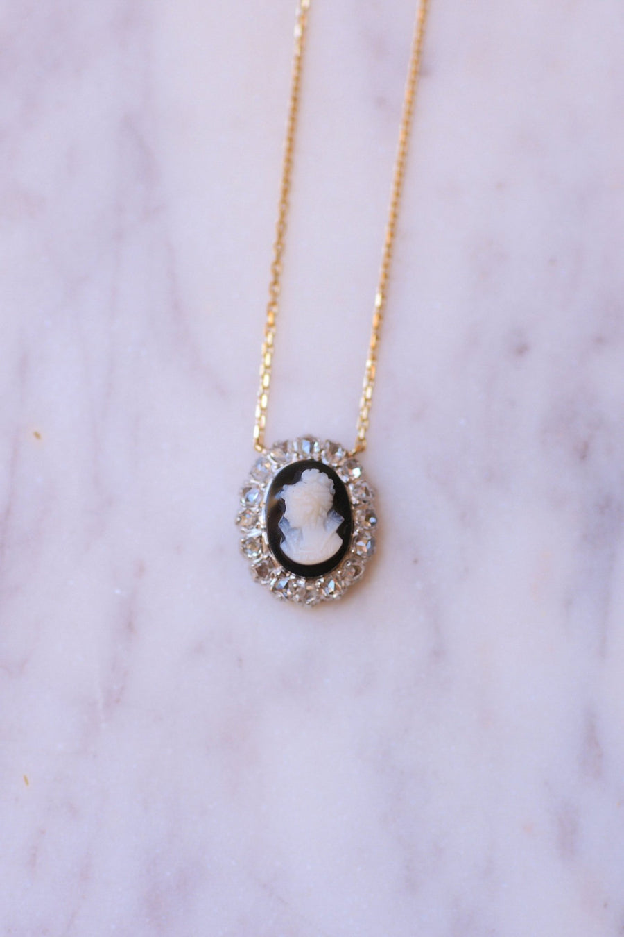Victorian gold pendant, cameo surrounded by diamonds - Galerie Pénélope