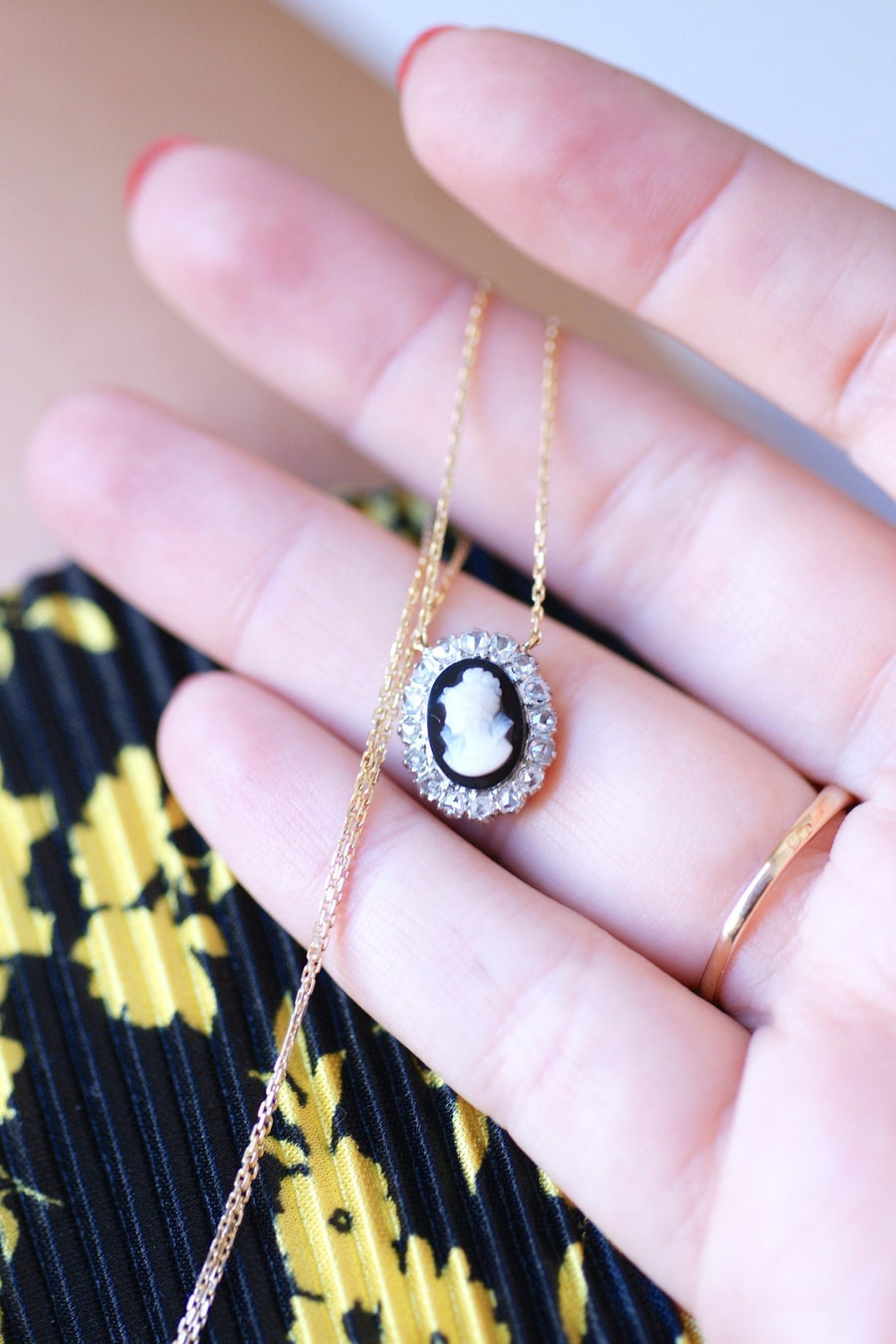 Victorian gold pendant, cameo surrounded by diamonds - Galerie Pénélope