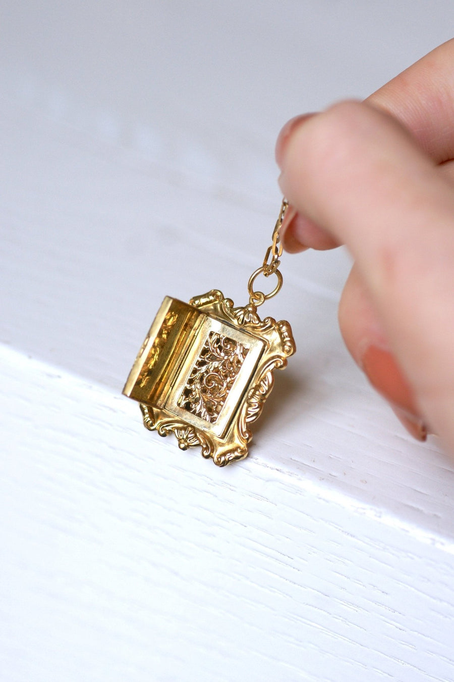 Antique vinaigrette pendant in yellow gold, Restoration period - Galerie Pénélope