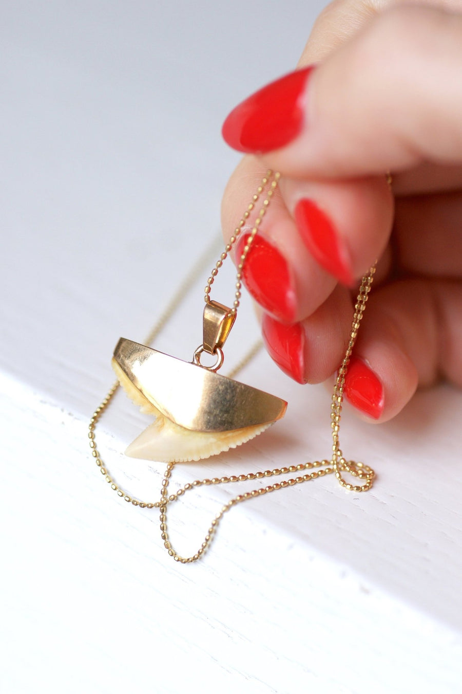 Vintage charm shark's tooth pendant on 18Kt pink gold - Galerie Pénélope